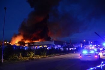Še vedno gori, prebivalci naj zaprejo okna
