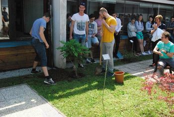 Maturanti 2017 so zasadili spominski grmiček