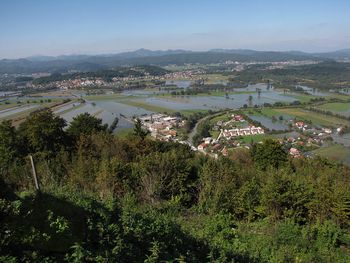 Pogled na podjetje Hoja med poplavami leta 2012 z bližnje Sv. Ane. (Vir: www.gis.si)