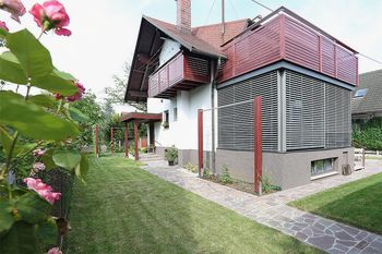 PREOBRAZBA ZUNANJEGA PROSTORA PREJ - POTEM: Danes živeti v hiši, pomeni živeti na vrtu