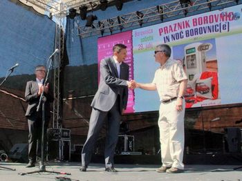 ZA NAMI STA PRAZNIK BOROVNIC IN NOČ BOROVNIC(e) 2017 ZA NAMI STA PRAZNIK BOROVNIC IN NOČ BOROVNIC(e) 2017