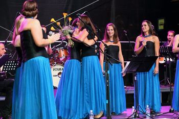 LIPKE SMO POLETJE PREŽIVELE NA FESTIVALIH IN POROKAH LIPKE SMO POLETJE PREŽIVELE NA FESTIVALIH IN POROKAH