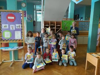 PRVOŠOLČKI POSTALI ČLANI ŠOLSKE KNJIŽNICE