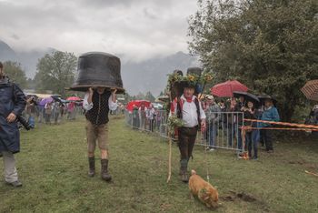 60. KRAVJI BAL V BOHINJU USPEŠNO POD DEŽNIKOM