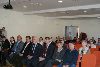 »Kako bomo pripeljali 3. razvojno os na Koroško?« »Kako bomo pripeljali 3. razvojno os na Koroško?«