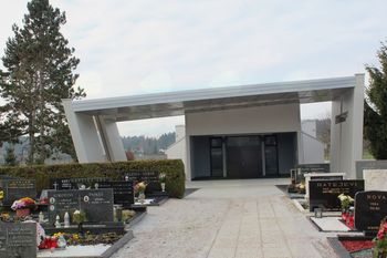 Urejena notranjost in nadstrešek pri poslovilni vežici. 
