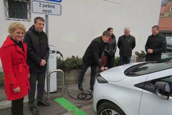 Občina Tržič dobila prvo električno polnilnico