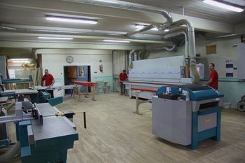 Sodobno opremljena mizarska delavnica, najstarejši stroj nosi letnico 2011
