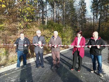 Trak je prerezal najstarejši stanovalec ob cesti in najdejavnejši pomočnik pri gradnji.