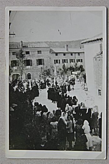 Procesija ob sv. Rešnjem telesu . Fotografija se je ohranila, ker jo je imela s sabo v Egiptu Sanda Ferletič.