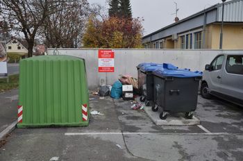 Ponovno neprimerno odlaganje odpadkov na ekološkem otoku ob Zdravstveni enoti Mengeš