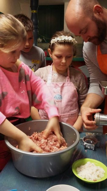 5. Petkove kuharije "Pečenice in kisla repa"