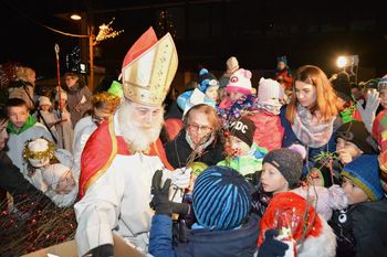 Miklavževanje na Ravnah z adventno tržnico