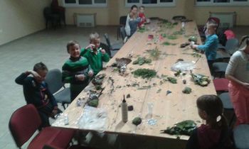 Praznična ustvarjalna delavnica Društva Laz privabila veliko mladih