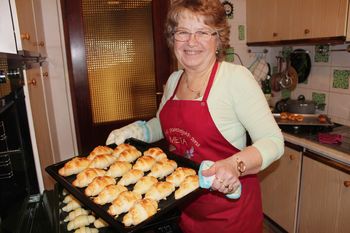 Majda Brežnik peče okusne rogljiče.