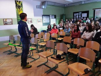 Gimnazijce obiskal gorski smučar Davo Karničar