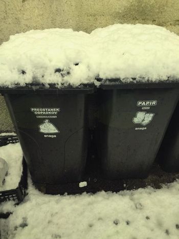 Očistite sneg na in ob zabojnikih Očistite sneg na in ob zabojnikih