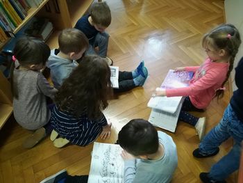 VRTEŠKI OTROCI V ŠOLSKI KNJIŽNICI