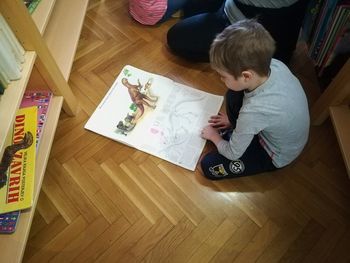 VRTEŠKI OTROCI V ŠOLSKI KNJIŽNICI