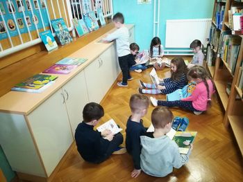 VRTEŠKI OTROCI V ŠOLSKI KNJIŽNICI