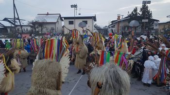 Kurenti iz Ormoža so razgreli pustne maske v Mengšu