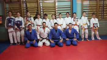 Tekmovalna skupina s svojimi trenerji: Trenerji (od leve proti desni): Boštjan Pungrčar, mojster juda 1. DAN; Dejan Vogrinec, mojster juda 3. DAN; Mitja Lakner, mojster juda 1. DAN.