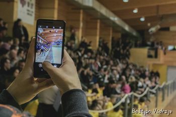 Rokometni klub SVIŠ napolnil dvorano na lokalnem derbiju, igralci dosegli novo zmago v boju za prvo ligo