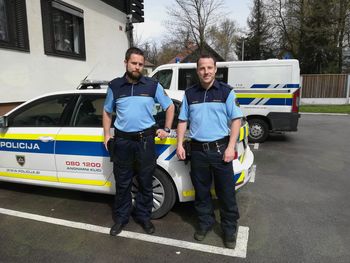 Zagorelo v alpskih blokih, dva policista sta junaka!