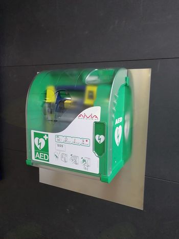 Defibrilator dostopen v NLB poslovalnici Ig