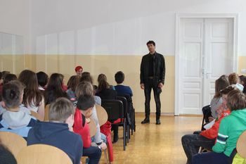 DEJAN PEVČEVIĆ NA OBISKU OB KONCU OSNOVNOŠOLSKE BRALNE ZNAČKE