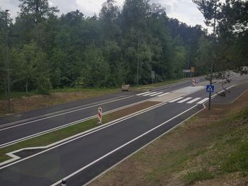 Popolna zapora odseka iz stare ceste v Betinu na Koritno