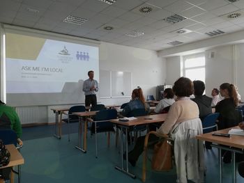 Izobraževanje informatorjev v projektu Vprašaj me, tu sem doma!