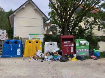  Neustrezno odlaganje odpadkov na ekološkem otoku
