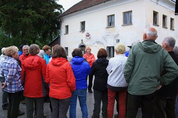 Na Pokojišču smo se ustavili pred hišo, v kateri so bile nekdaj šola, trgovina in gostilna