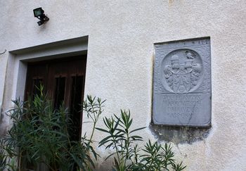 Na sosednji kmetiji Pr'Colnar pročelje krasi imenitna plošča, ki priča o pobiranju mitnine