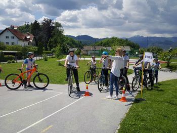 Kolesarji OŠ Bled in OŠ Gorje so svoje znanje in spretnosti preverjali na tekmovanju Kaj veš o prometu