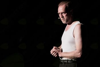 Matjaž Javšnik v koncert komediji Frpruh.