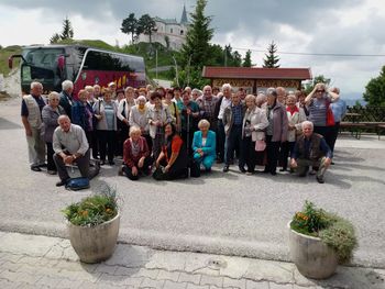 Izlet najstarejših iz DU Preddvor na Zasavsko Sveto goro