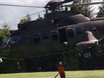 Helikopterski transport materiala v Zavetišče v Hudičevem borštu