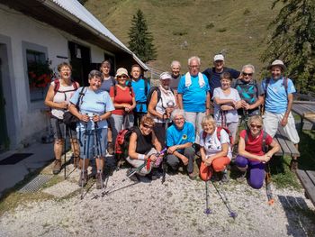 Pohodniki pred planšarijo na Hruški planini