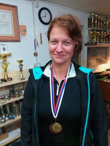Srečna Saška z medaljo za 3. mesto do 50 let – blažena med moško prevlado.