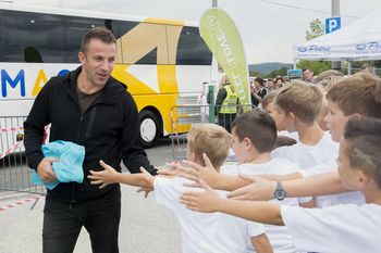 Veličastno nogometno vzdušje in plemenit namen