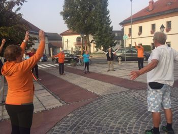Tudi v Logatcu se je začelo - brezplačna jutranja telovadba na trgu Sv. Nikolaja s Šolo zdravja