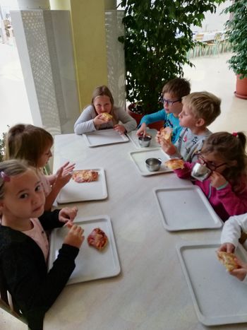 Učenci 2. razreda so pripravili slastno pico.