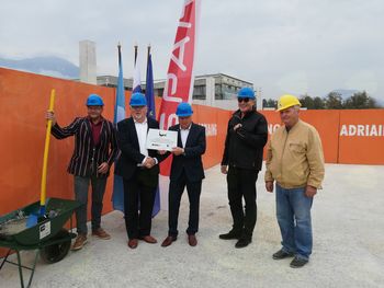 Spominska plošča ob gradnji trgovine Spar na Selišah na Bledu