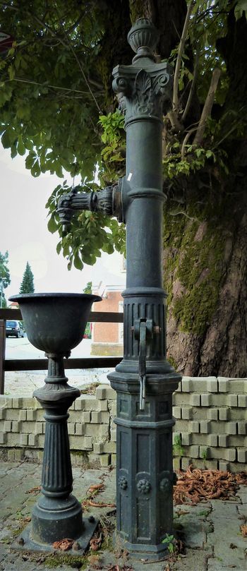 Litoželezna pitnika pred Pupissovo hišo v Gornjem Logatcu in pri nekdanji kapelici sv. Jožefa v Dolnjem Logatcu