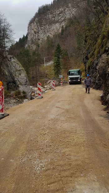 V JELENDOL PO INTERVENTNI POTI Z JUŽNE STRANI