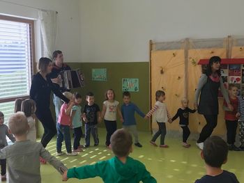Otroci vrtca v Rovtah od Dnevu slovenske hrane prepevali o čebelica
