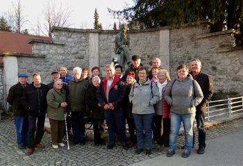 Preddvorski čebelarji na grobu Frana Lakmayerja