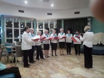 Koncert ŽPZ »Josipine Turnograjske« Društva upokojencev Preddvor v hotelu »Delfin« v Izoli